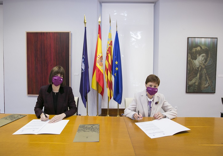 L'alcaldessa i la rectora signen el conveni a l'Ajuntament de Gandia